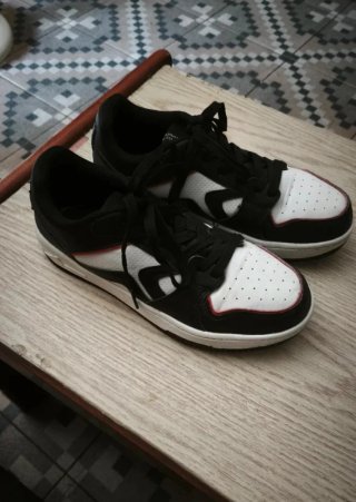 Zapatillas Tenth Negras, Blancas y Rojas Talla 36