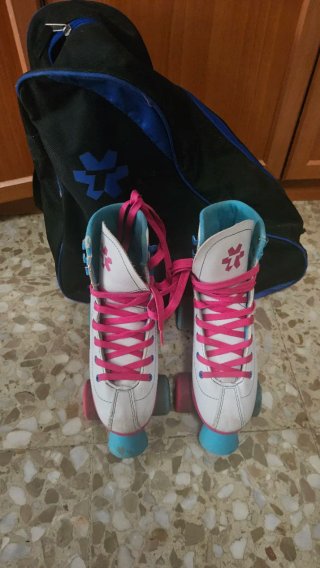 Patines blancos con cordones rosas y ruedas azules
