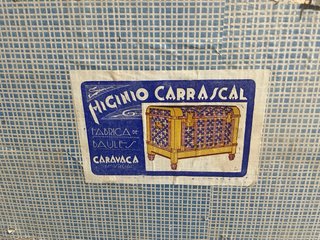 Baúl antiguo de madera Higinio Carrascal.