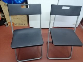 Sillas plegables negras y plateadas