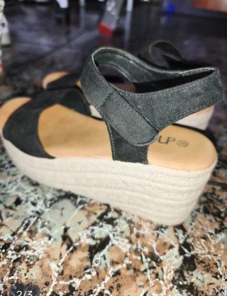 Sandalias cuña negras y beige