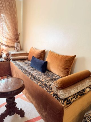 Salón Marroquí Marrón y Dorado