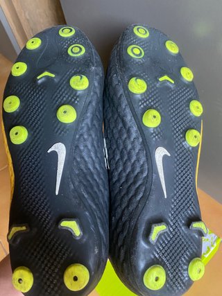 Botas de fútbol Nike negras y doradas