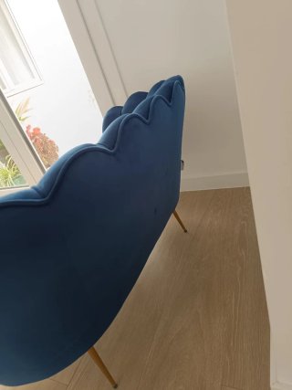 Sofá azul terciopelo patas doradas