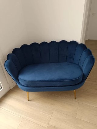Sofá azul terciopelo patas doradas