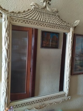 Mueble antiguo con espejo tallado beige y dorado