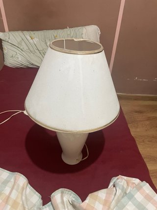 Lámpara de mesa beige y marrón