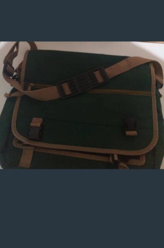 Bolso bandolera verde y camel