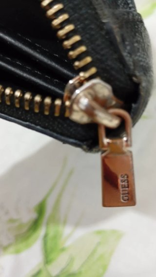 Cartera Guess Negra y Gris