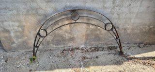 Puerta de hierro forjado con arco