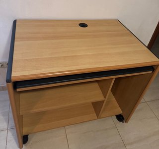 Scrivania in legno con ruote 58x78 cm