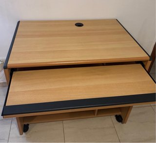 Scrivania in legno con ruote 58x78 cm