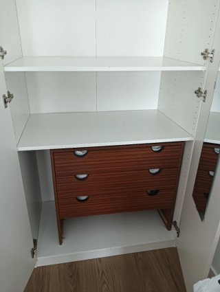 Ropero blanco de madera mide 100x60x236