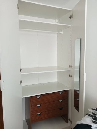 Ropero blanco de madera mide 100x60x236