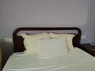 Conjunto dormitorio macizo: cabecero, mesilla y es
