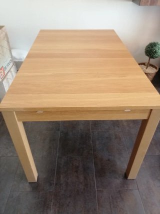 Mesa de comedor de madera