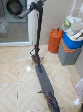 Patinete eléctrico como nuevo ruedas anti pinchazo