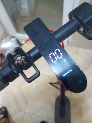 Patinete eléctrico como nuevo ruedas anti pinchazo