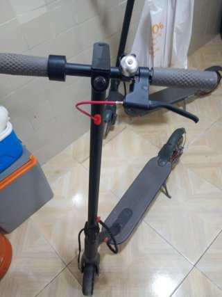 Patinete eléctrico como nuevo ruedas anti pinchazo
