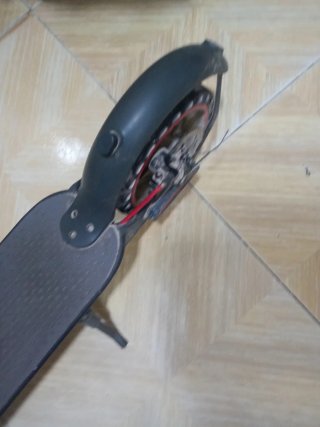 Patinete eléctrico como nuevo ruedas anti pinchazo