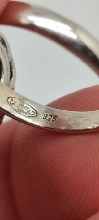 Anillo ajustable de plata y lapislázuli.