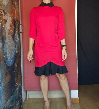 Vestido rojo con falda plisada negra