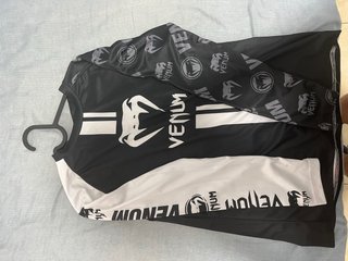 Camisa Venum Manga Larga Negra y Blanca