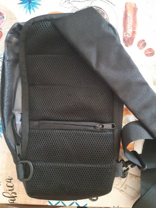 Zaino monospalla nero con lucchetto zip