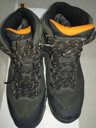 Botas de montaña Joma negras y naranjas