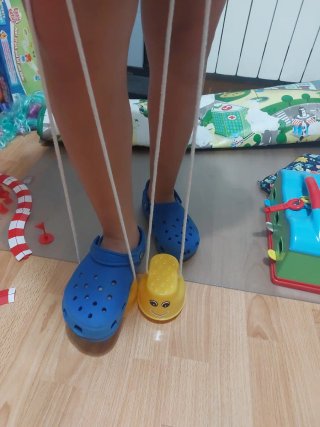 Zancos de juguete con cara sonriente