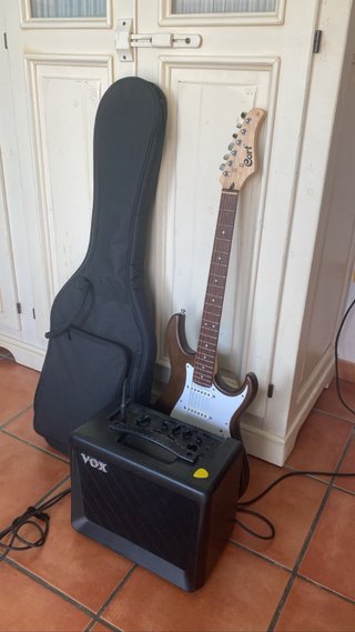 Guitarra Cort+funda, amplificador+cable+afinador