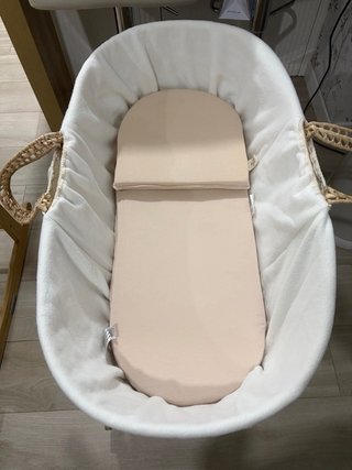 Capazo mimbre con patas,colchón y funda.