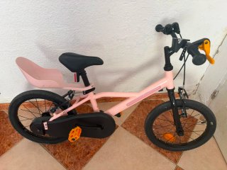 Bicicleta infantil rosa con asiento trasero
