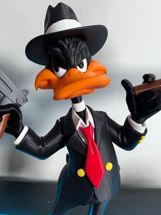 Figura Daffy Duck Gánster 36cm Looney Tunes