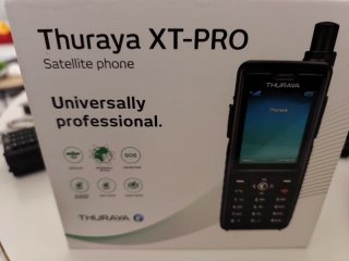 PACK PREMIUM: Thuraya XT-PRO nuevo + dos emisoras