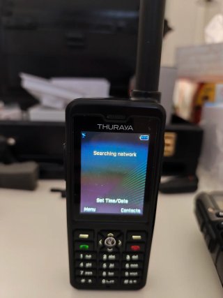 PACK PREMIUM: Thuraya XT-PRO nuevo + dos emisoras