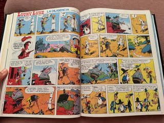 Libro artesanal de cómics recopilados antiguos.