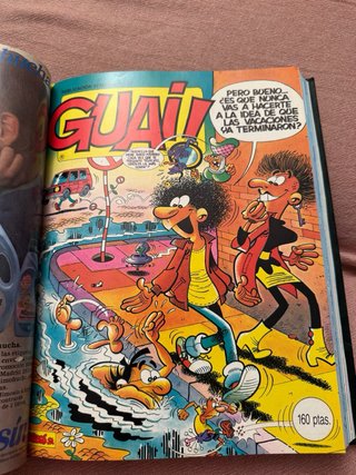 Libro artesanal de cómics recopilados antiguos.