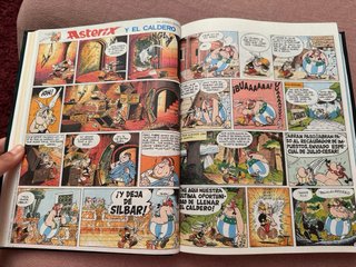 Libro artesanal de cómics recopilados antiguos.