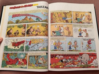 Libro artesanal de cómics recopilados antiguos.