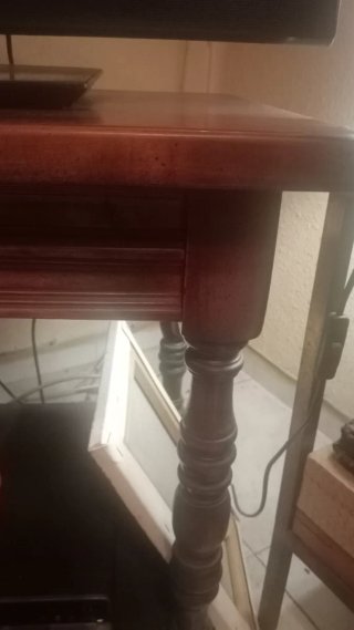 Mesa TV madera maciza con ruedas