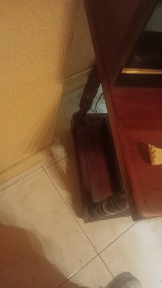Mesa TV madera maciza con ruedas