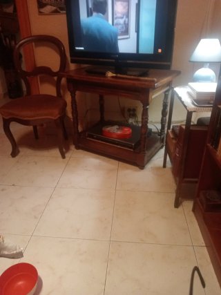 Mesa TV madera maciza con ruedas