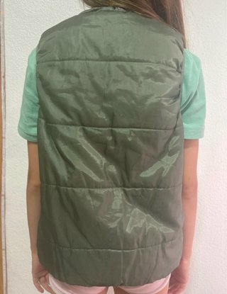 Chaleco acolchado verde con logo