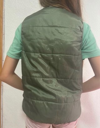 Chaleco acolchado verde con logo