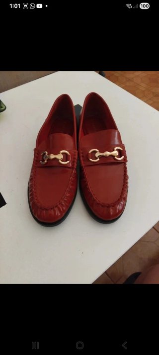 Zapatos rojos con detalle dorado