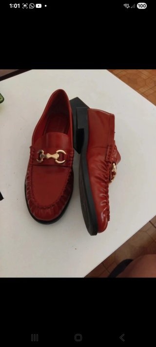 Zapatos rojos con detalle dorado