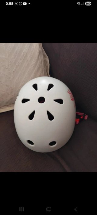 Casco Oxelo blanco con diseño floral