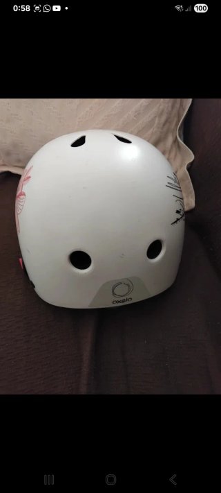Casco Oxelo blanco con diseño floral
