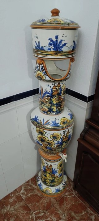 Filtro de agua antiguo de cerámica